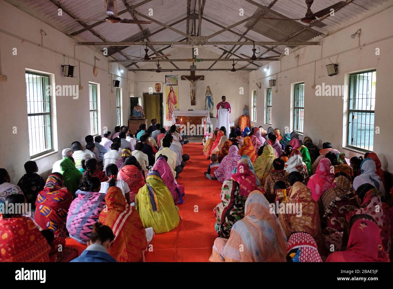Messe in einer Kirche in Chunakhali, Westbengalen, Indien Stockfoto