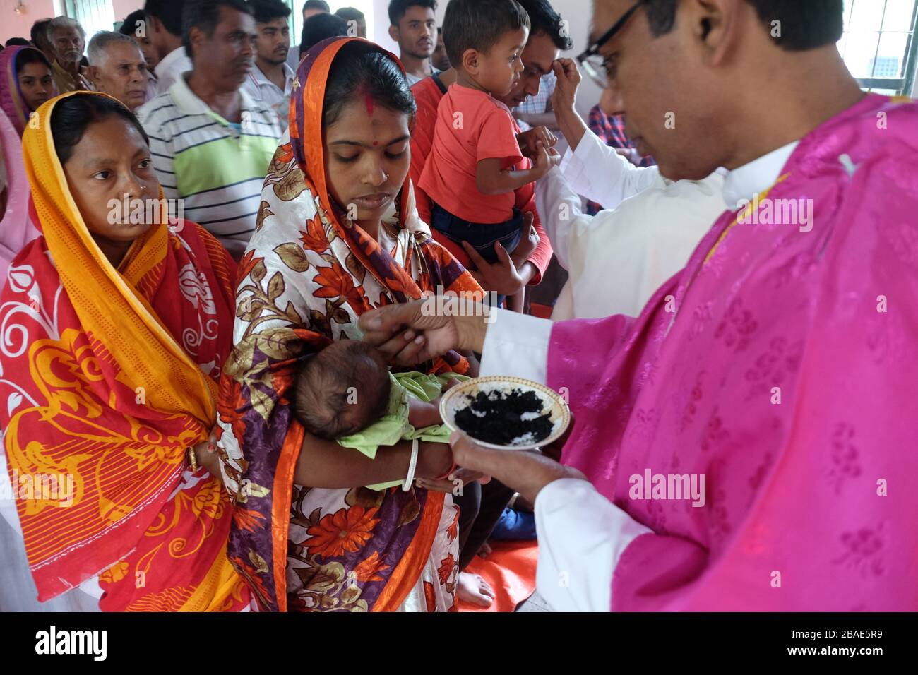 Ash-mittwoch-feier in einer katholischen Kirche in Chunakhali, Westbengalen, Indien Stockfoto