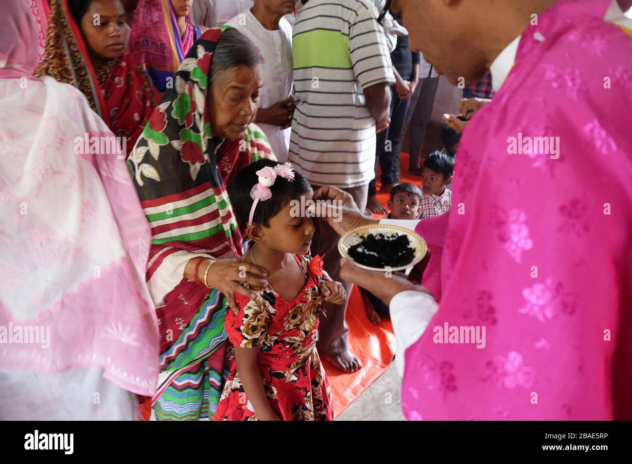 Ash-mittwoch-feier in einer katholischen Kirche in Chunakhali, Westbengalen, Indien Stockfoto