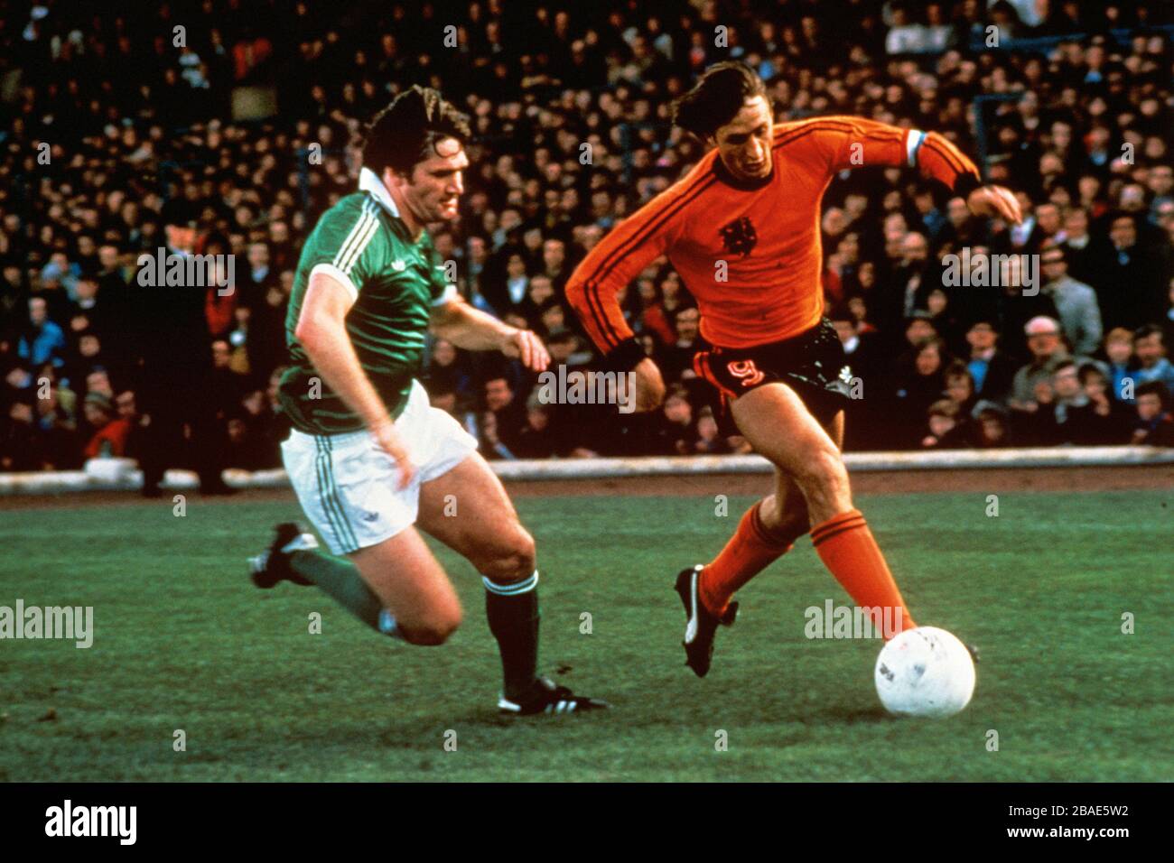 PAT RICE, IRLAND (GRÜN) JOHAN CRUYFF NIEDERLANDE Stockfoto