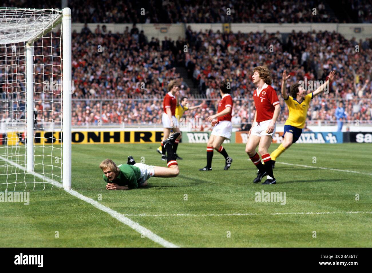 l-r: Gary Bailey, Gordon McQueen und Jimmy Nicholl von Manchester United sehen niedergeschlagen aus, als Arsenals Alan Sunderland (rechts) sich abwendet, um ein Tor zu feiern Stockfoto