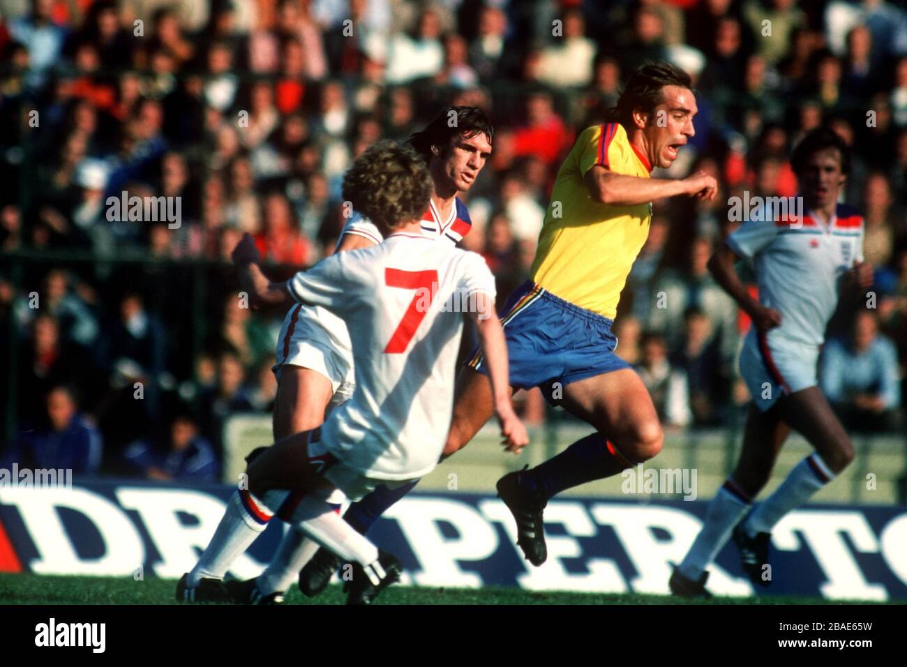 Rumäniens Marcel Raducanu (rechts) übertrifft Englands Dave Watson (Mitte) und Graham Rix (links) Stockfoto