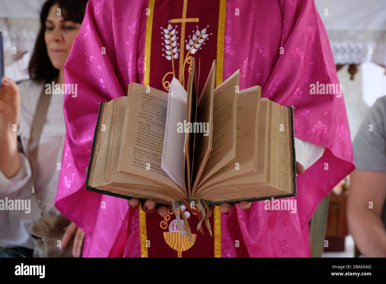 Der Priester hält die missale, katholische Kirche in Chunakhali, Westbengalen, Indien Stockfoto
