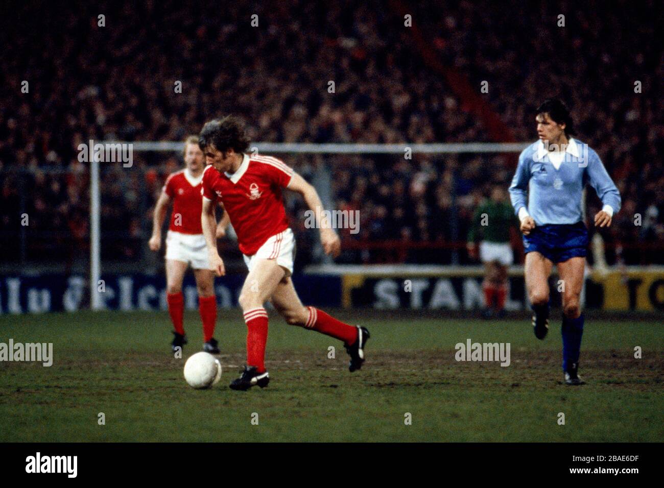 Stan Bowles (links) von Nottingham Forest in Besitz Stockfoto