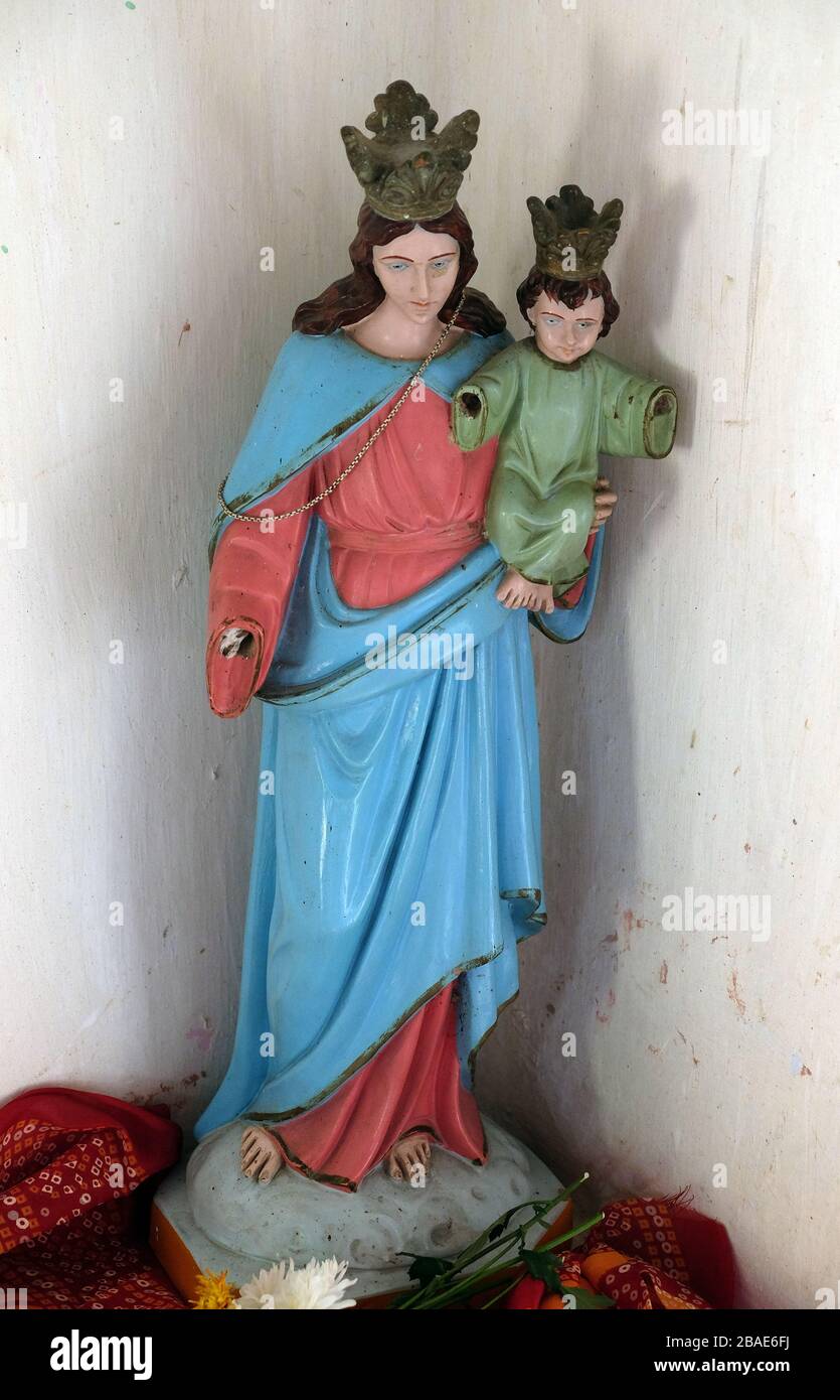 Jungfrau Maria mit Jesuskind, katholische Kirche in Chunakhali, Westbengalen, Indien Stockfoto