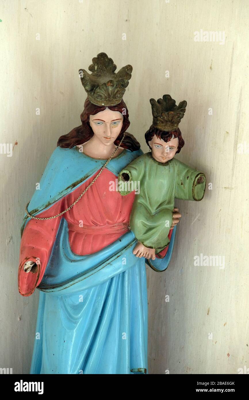 Jungfrau Maria mit Jesuskind, katholische Kirche in Chunakhali, Westbengalen, Indien Stockfoto