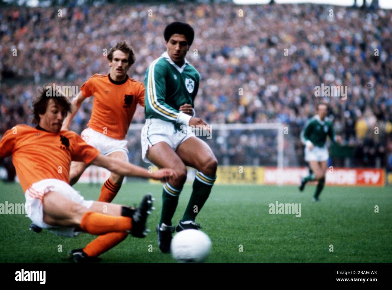 Hollands Ben Wijnstekers (l) streckt sich, um den Ball zu erreichen, beobachtet von Irlands Chris Hughton (r) Stockfoto