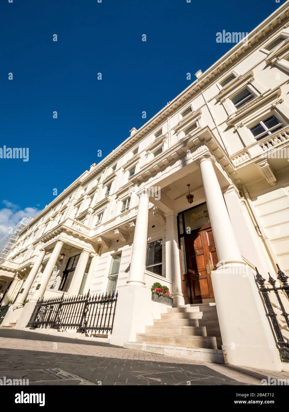 Georgische Architektur, Kensington, London. Ein niedriger, weiter Blick auf Reihenhäuser im wohlhabenden Stadtteil Kensington in West London. Stockfoto
