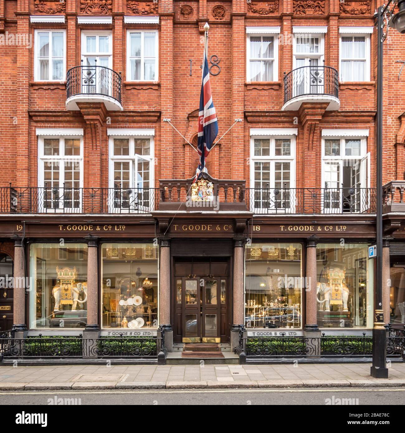 T. Goode & Co. Ltd. Kaufen Sie in Mayfair, London, mit dem königlichen Siegel über der Tür vor die china, Silberwaren und Glasladen. Stockfoto