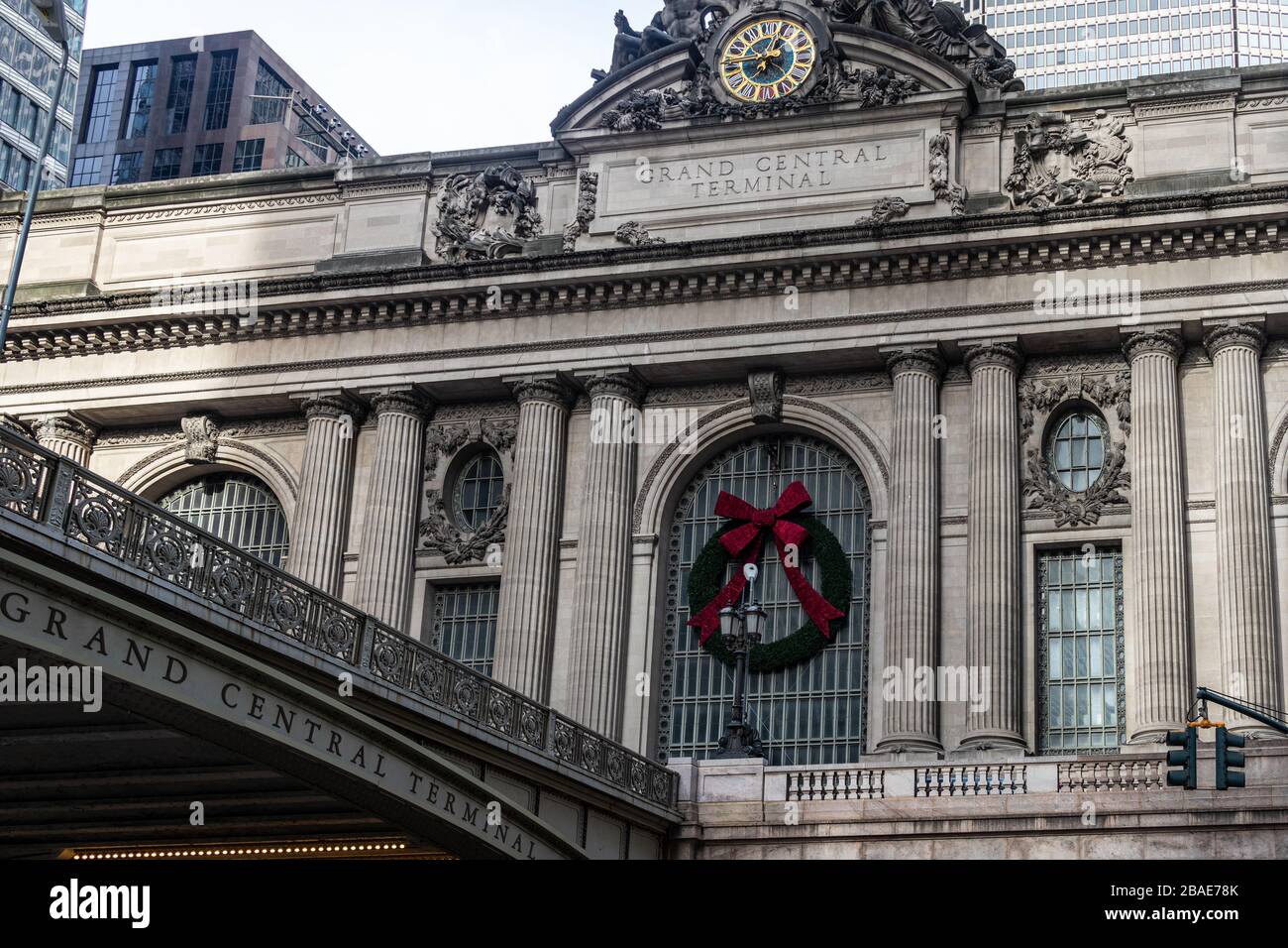 Grand Central Terminal in Midtown Manhattan, New York, Stadt, Außenansicht mit wenig Licht, ohne dass die Leute die Spitze des Gebäudes und seine Uhr zeigen Stockfoto