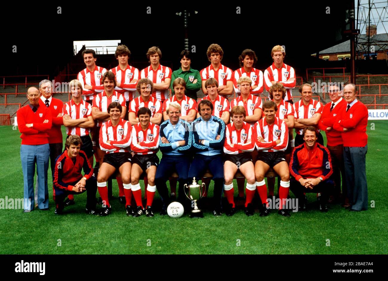 Sunderland-Kader für die Saison 1980-81. (Zurück l-r) Joe Bolton, Gordon Chisholm, Claudio Marangoni, Chris Turner, Rob Hindmarch, Kevin Arnott und Steve Whitworth. (Mittlere Reihe l-r) Jimmy Greenhaigh (Chief Scout), Jack Watson (scout), Shaun Elliott, Sam Allardyce, Jeff Clarke, John Hawley, Joe Hinligan, Alan Brown, Barry Dunn, Bryan Robson, John Watters (Physio) und Charlie Ferguson (Youth Development Officer). (Front Row l-r) Mick Docherty (Coach), Mick Buckley, Stan Cummins, Ken Knighton (Manager), Frank Clarke (Assistant Manager), John Cooke, Gary Rowell und Peter Eustace (Coach). Stockfoto