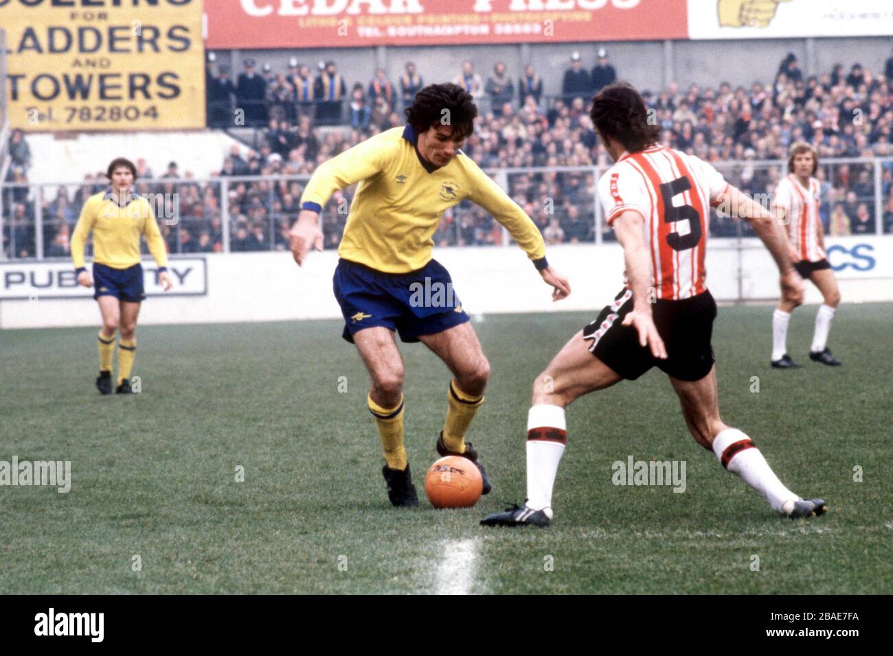 (L-R) Arsenals Frank Stapleton übernimmt Dave Watson von Southampton Stockfoto