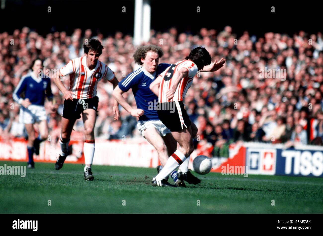 Dave Watson (r) von Southampton greift Alan Brazil (c) von Ipswich Town an, beobachtet von Teamkollege Chris Nicholl (l) Stockfoto