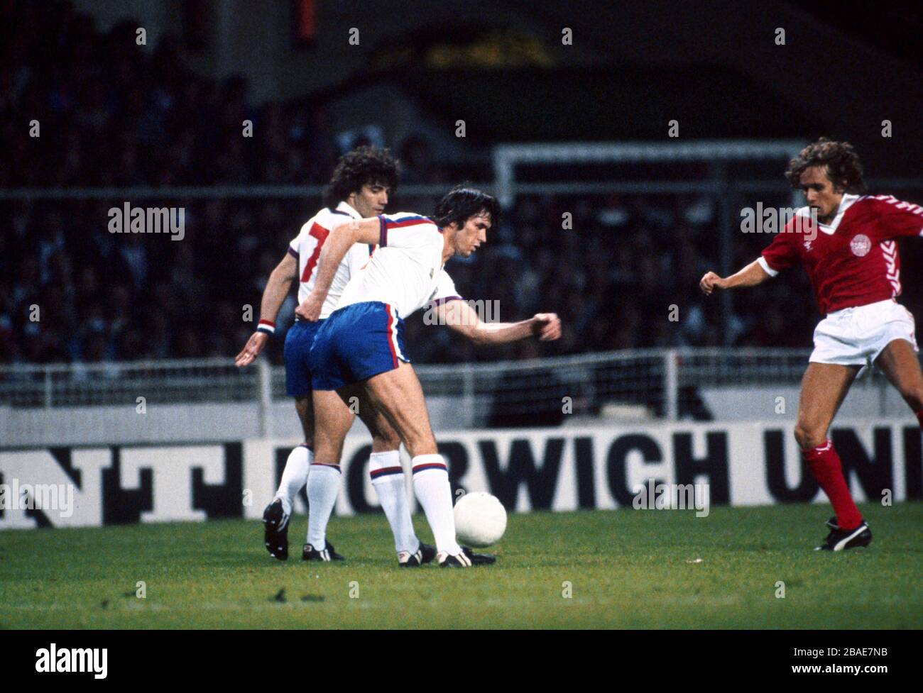 (L-R) Englands Kevin Keegan beobachtet, wie Teamkollege Dave Watson den Ball ablegt, anstatt zu versuchen, über den dänischen Allan Simonsen hinaus zu räumen Stockfoto
