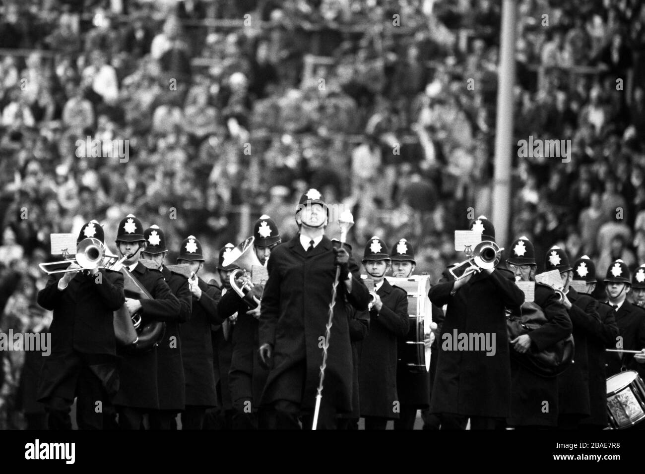 Die Metropolitan Police Band unterhält die Highbury-Menge Stockfoto