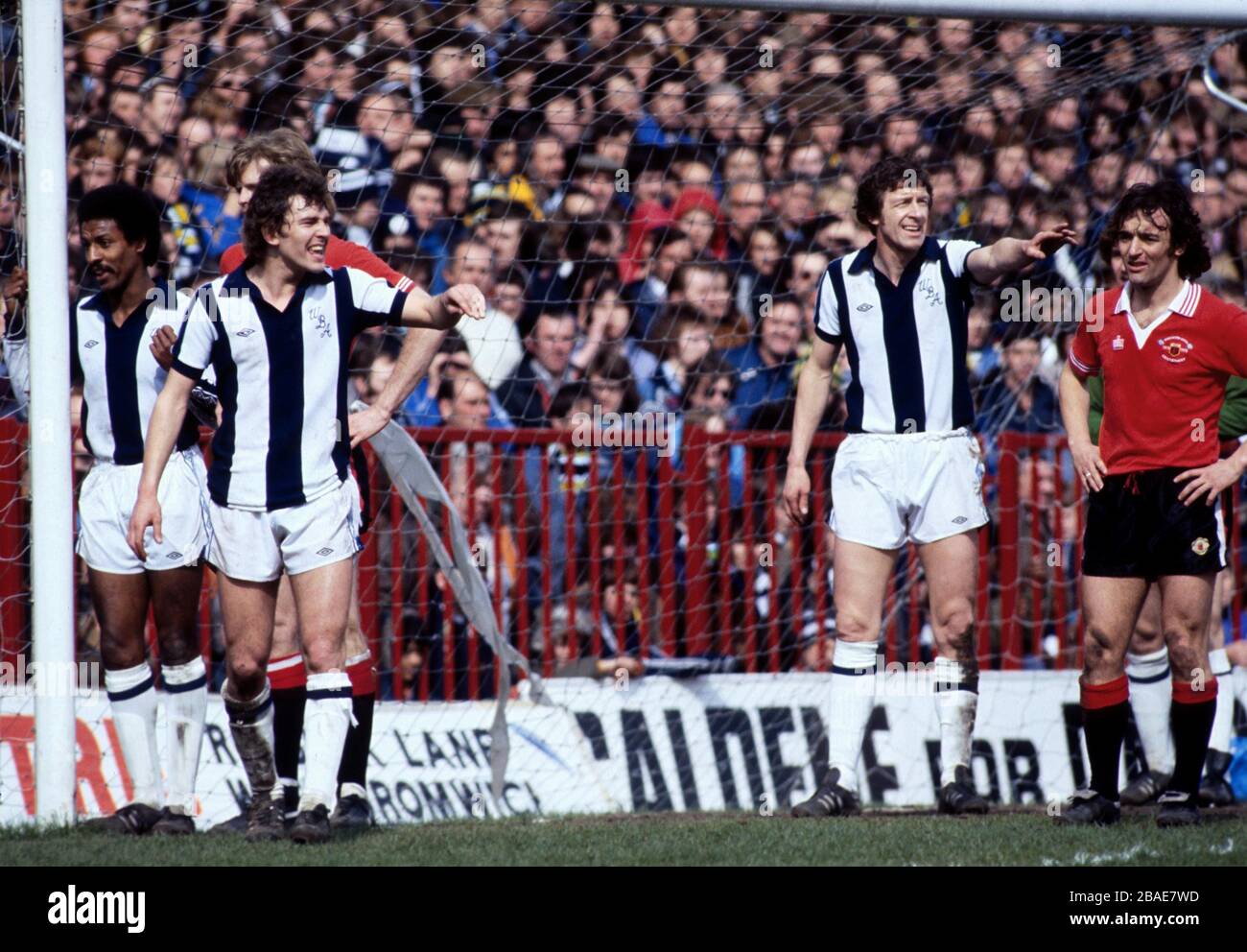 Die Lou Macari (r) von Manchester United und Gordon McQueen (Second l, Hidden) warten darauf, dass eine Ecke eingenommen wird, da Brendon Batson (l), Bryan Robson (Second l) und John Wile (Second r) versuchen, ihre Teamkollegen zu organisieren Stockfoto