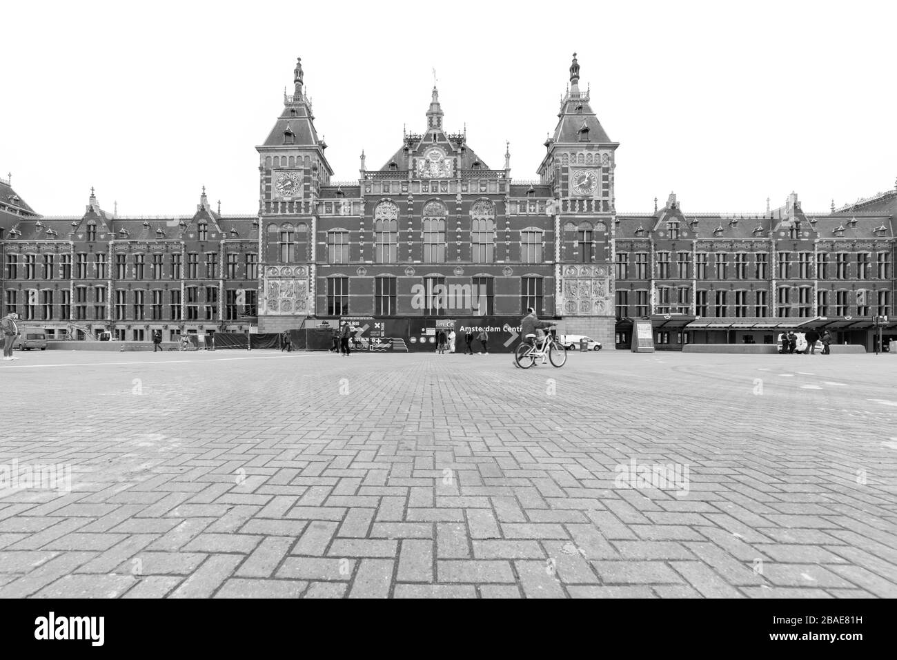 Hauptbahnhof Amsterdam an einem gewöhnlichen Arbeitstag Stockfoto