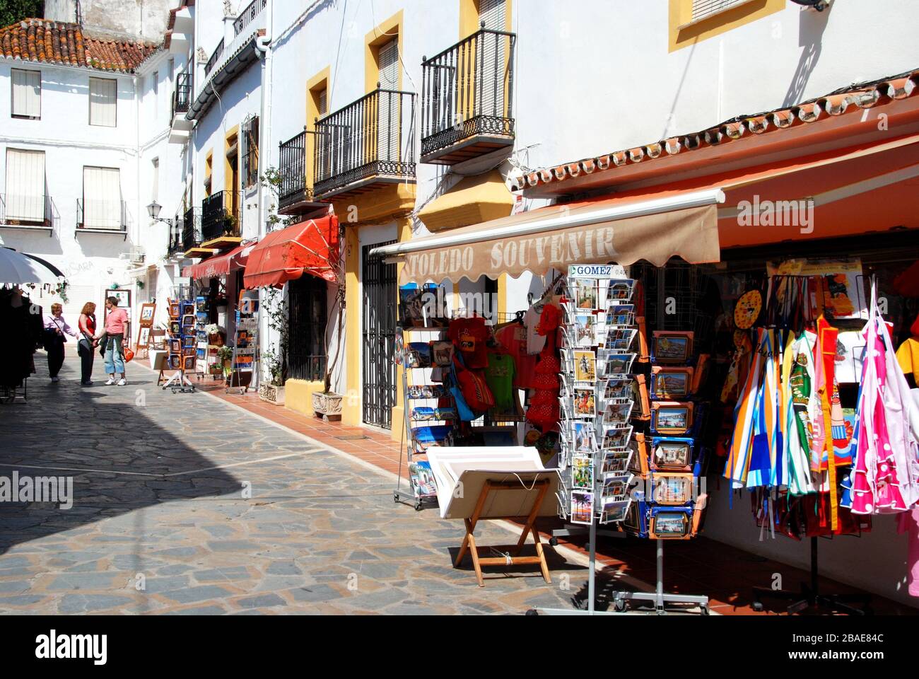 Touristenläden in der Altstadt, Marbella, Spanien. Stockfoto