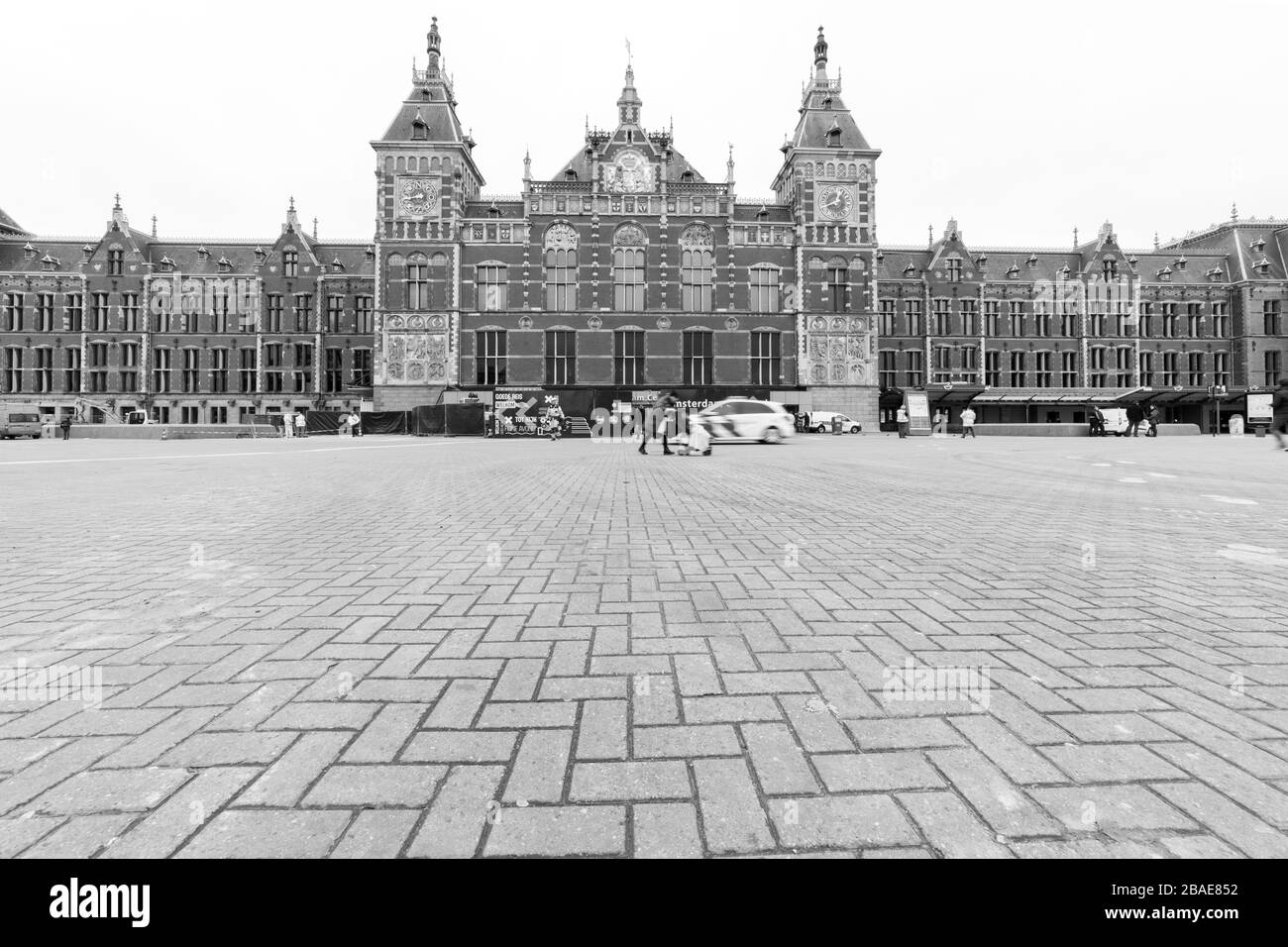 Hauptbahnhof Amsterdam an einem gewöhnlichen Arbeitstag Stockfoto