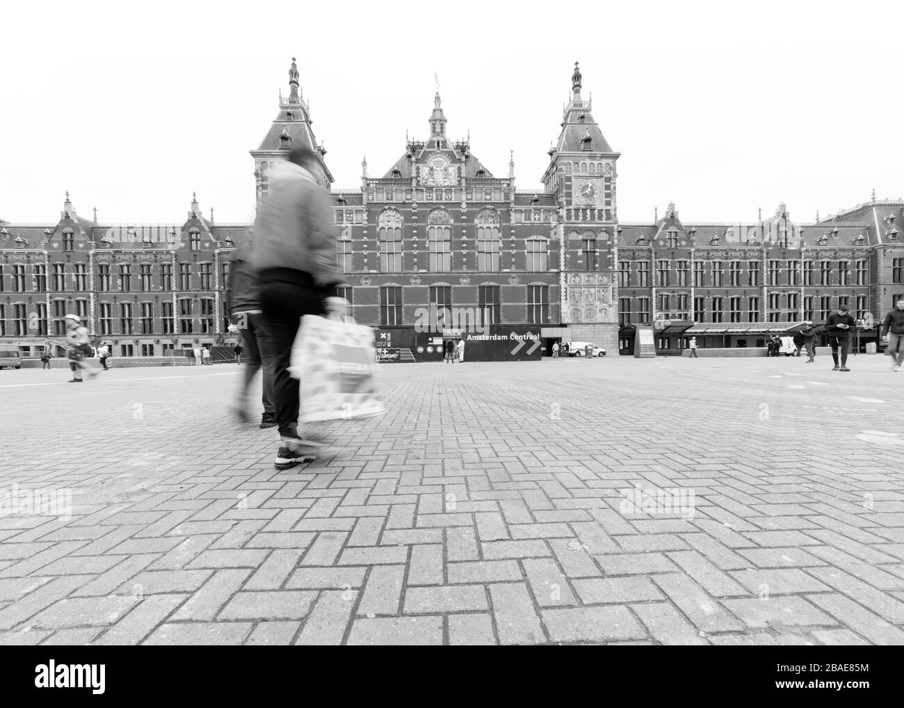 Hauptbahnhof Amsterdam an einem gewöhnlichen Arbeitstag Stockfoto