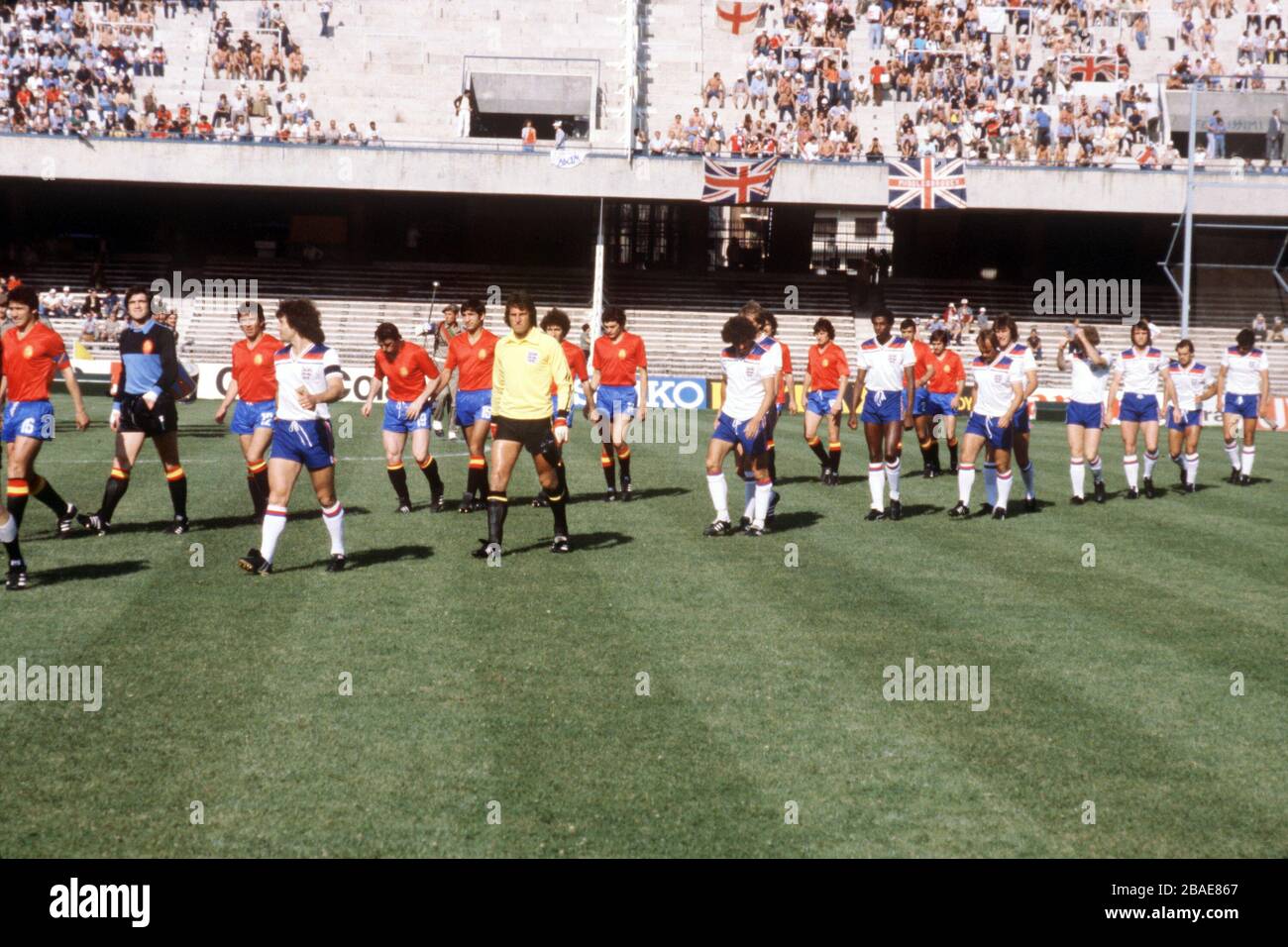 Die beiden Mannschaften gehen vor dem Spiel auf den Platz. Englands Team ist (l-r) Kevin Keegan, Ray Clemence, Terry McDermott, Phil Thompson, Viv Anderson, Mick Mills, Glenn Hoddle, Tony Woodcock, Dave Watson, Ray Wilkins, Trevor Brooking Stockfoto