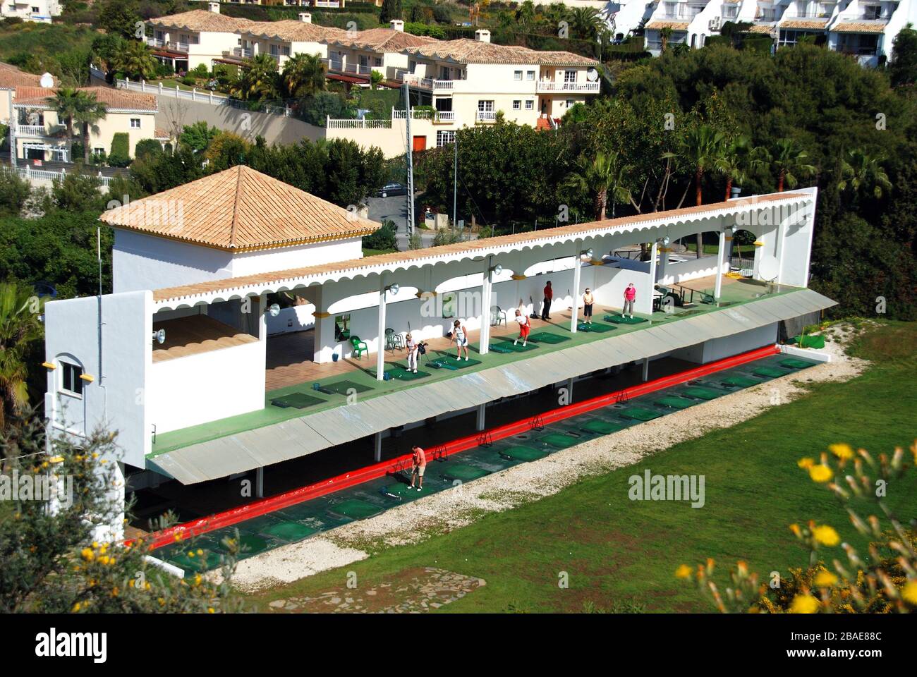 Erhöhte Ansicht der Driving Range der Miraflores Golf Academy, Marbella, Spanien. Stockfoto