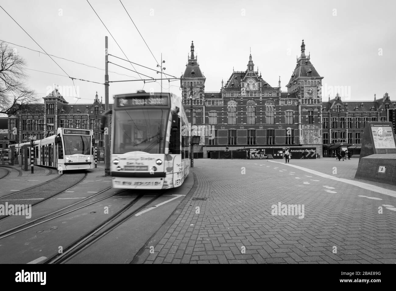 Hauptbahnhof Amsterdam an einem gewöhnlichen Arbeitstag Stockfoto