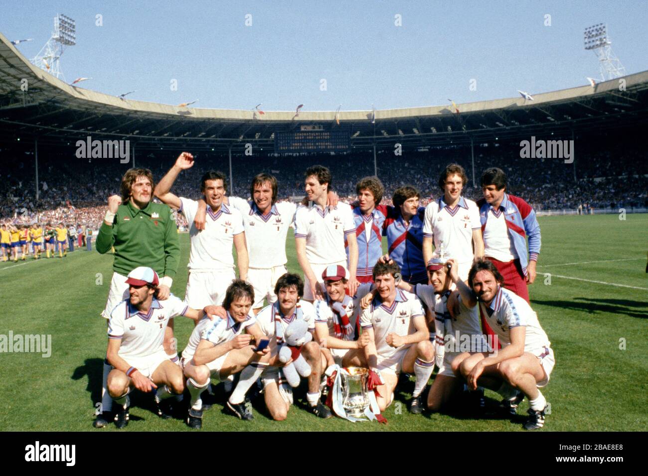 West Ham United feiern mit dem Pokal: (Back Row, l-r) Phil Parkes, Trevor Brooking, Billy Bonds, Alvin Martin, Patsy Holland, Jimmy Neighbor, Paul Brush, Bobby Ferguson (Front Row, l-r) David Cross, Stewart Pearson, Alan Devonshire, Paul allen, Ray Stewart, Geoff Pike, Frank Lampard Stockfoto