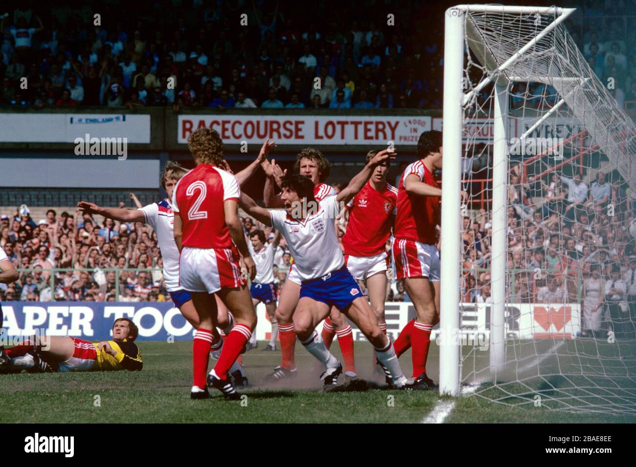 Englands Paul Mariner (c) feiert das erreichen des einzigen Tores seiner Mannschaft, da Wales Peter Nicholas (c, hinter Mariner) Handballer anspricht Stockfoto