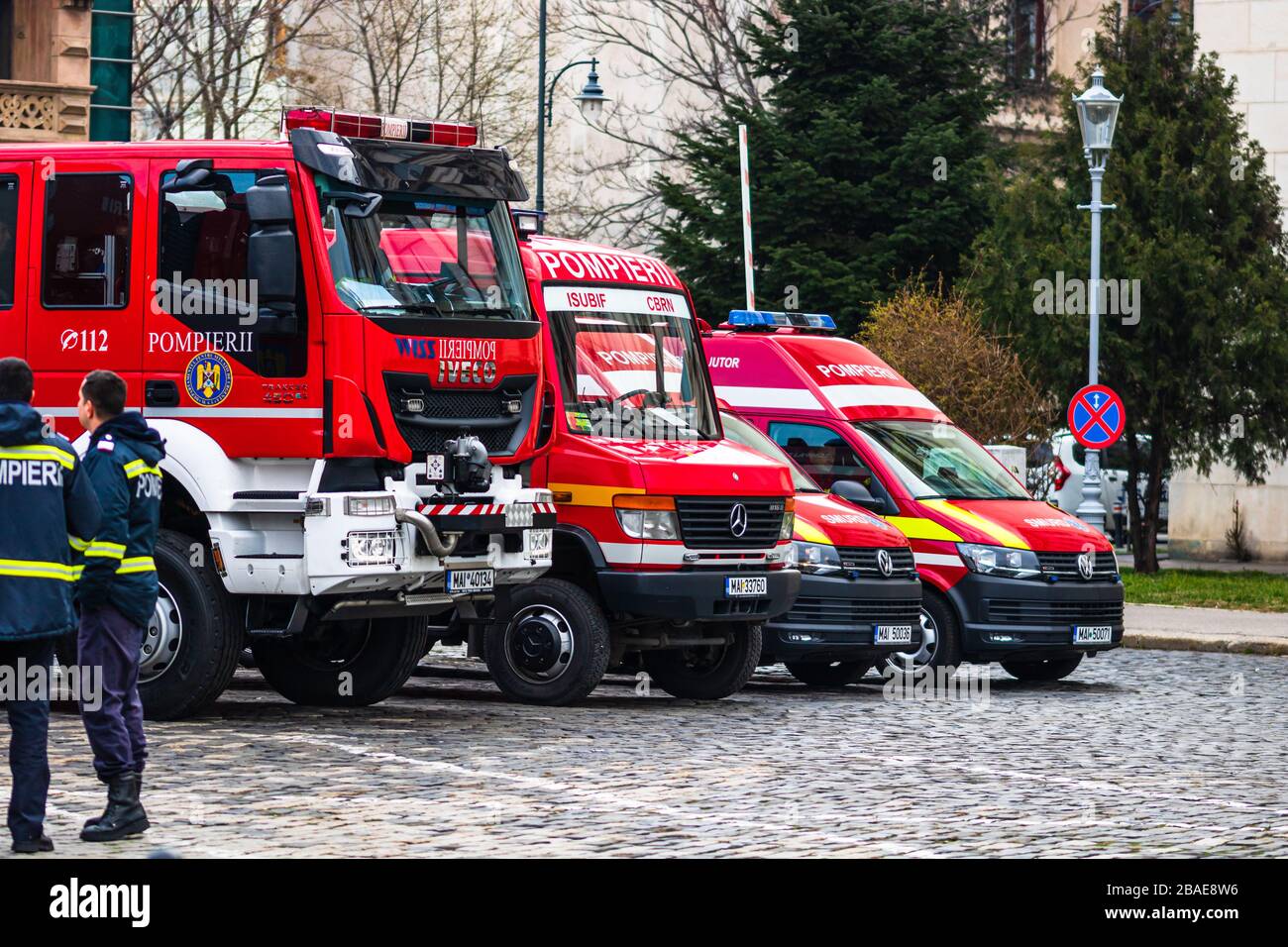 Die rumänischen Feuerwehrleute (Pompierii), die vor dem Innenministerium in Bukarest, Rumänien, 2020 abgestellt wurden. Coronav Stockfoto