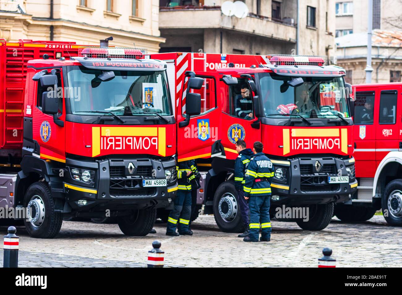 Die rumänischen Feuerwehrleute (Pompierii), die vor dem Innenministerium in Bukarest, Rumänien, 2020 abgestellt wurden. Coronav Stockfoto