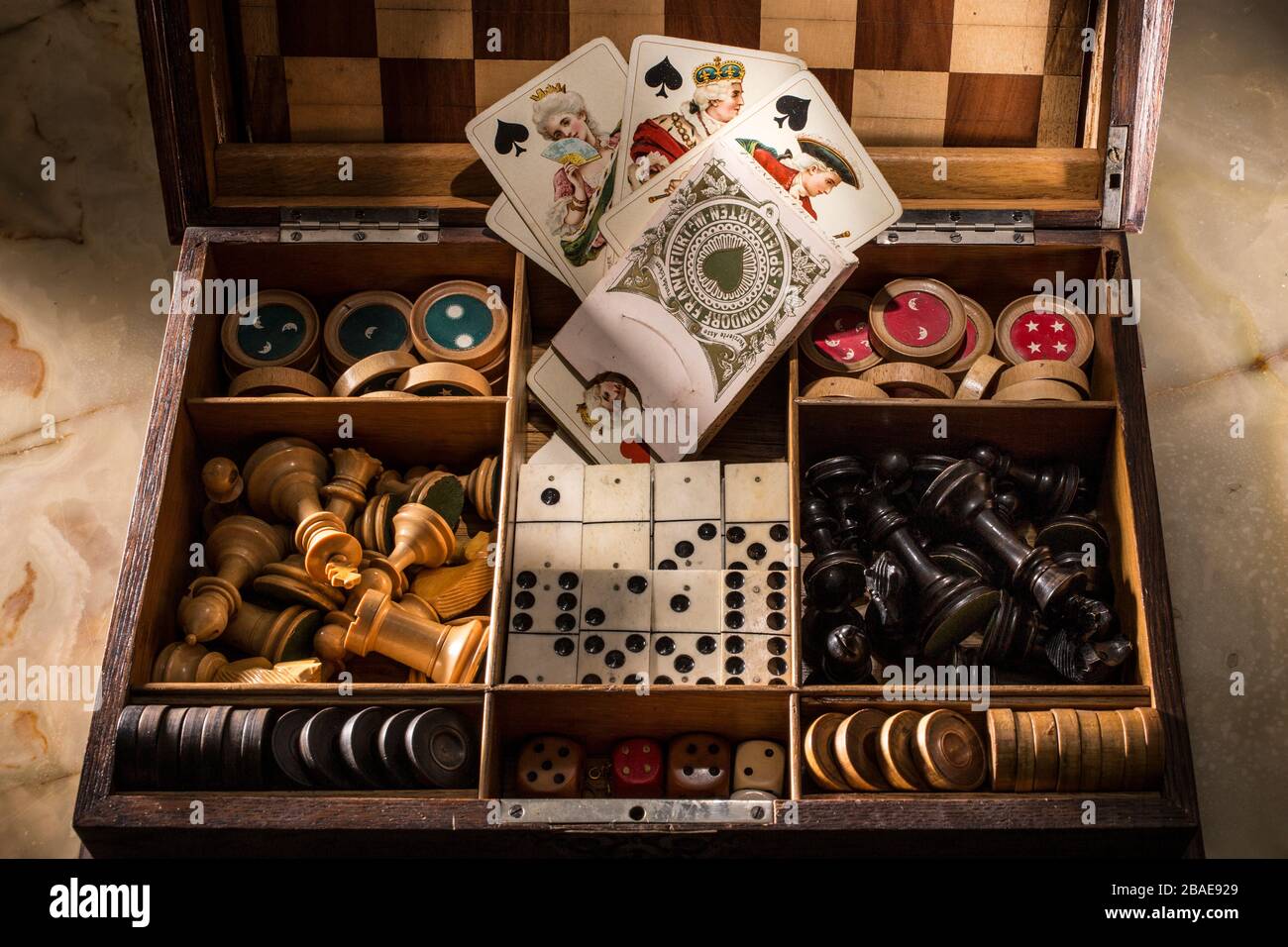 Box mit antiken Gesellschaftsspielen. Stockfoto