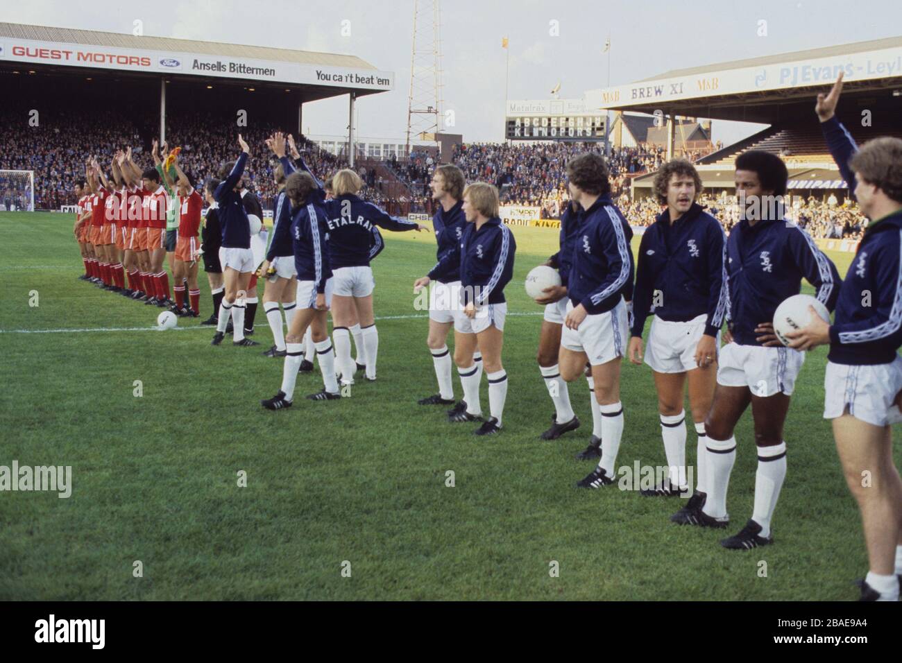 China und West Bromwich Albion stehen vor dem Anpfiff zu ihrem Freundschaftsspiel an. Rechts abgebildet für West Bromwich Albion sind Brendon Batson (zweiter von rechts) und Bryan Robson (links nach Batson). Stockfoto