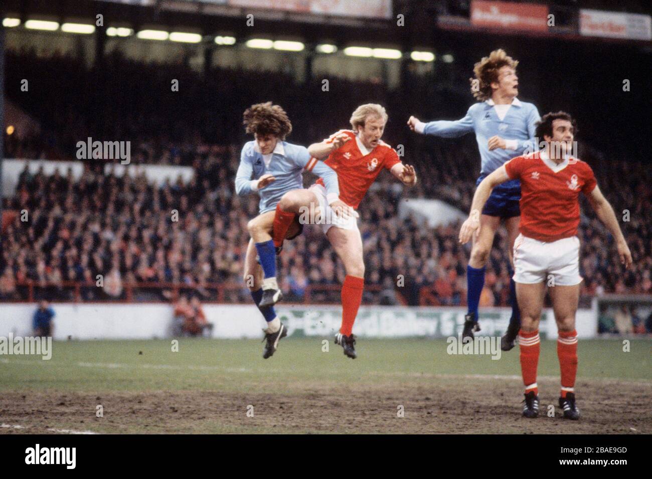 Kenny Burns und Larry Lloyd in Aktion für Nottingham Forest. Stockfoto