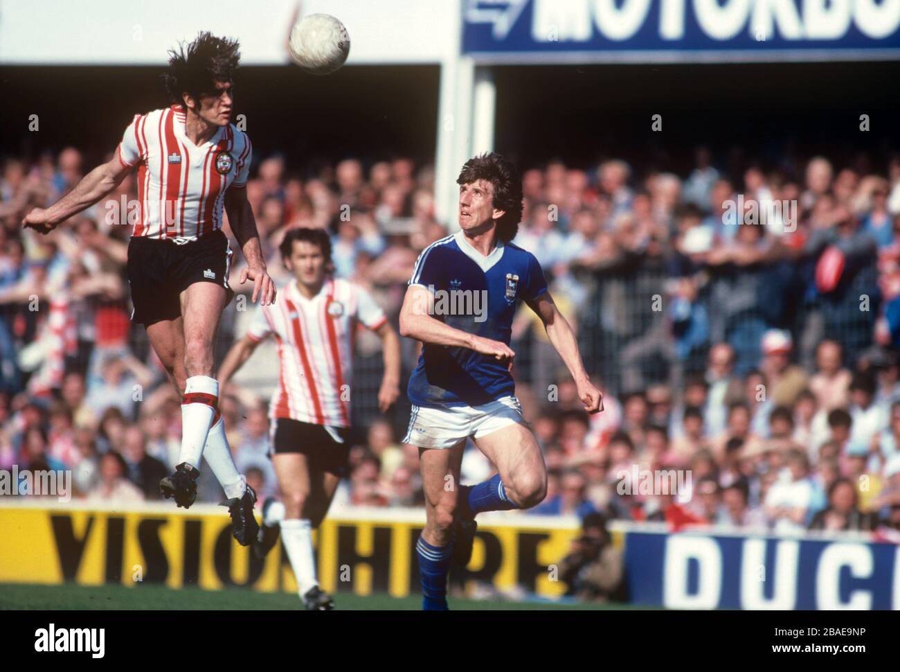 Southamptons Dave Watson (l) leitet den Ball, als Paul Mariner von Ipswich Town anschaut Stockfoto