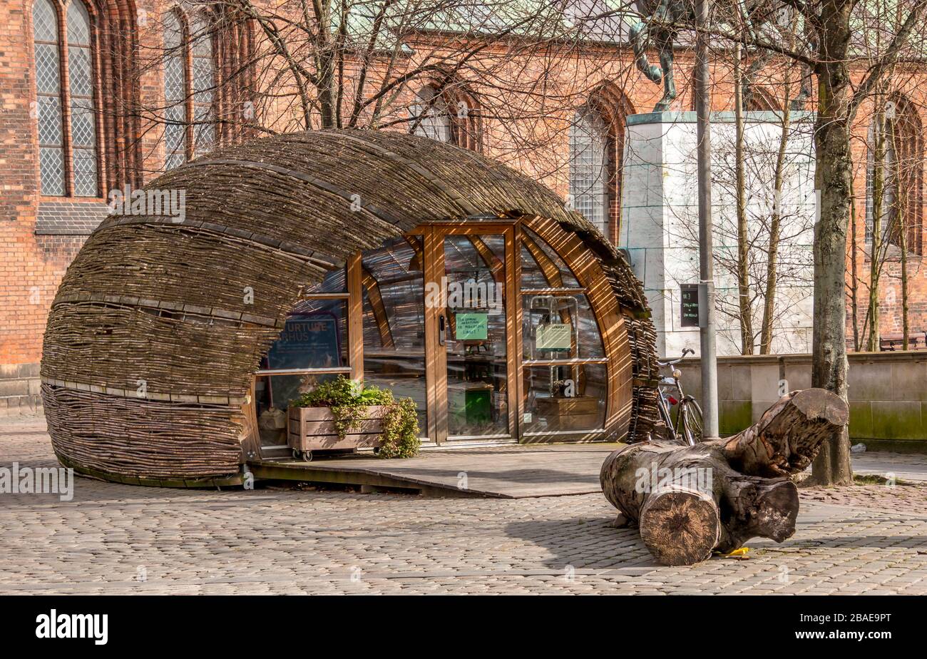 Aarhus, Dänemark - 24. märz 2020: Ein kleines spezielles Straßencafé im Storetorv in Aarhus. Die Kathedrale im Hintergrund, eine Statue mit einem Reiter in der BA Stockfoto