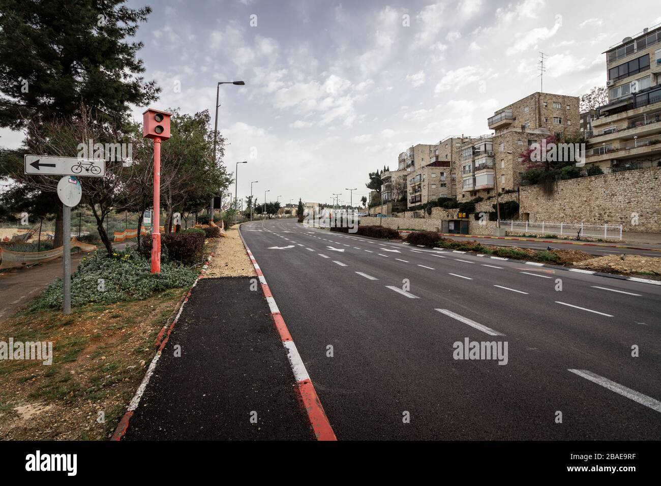 Jerusalem, Israel - Ha-Rav-Herzog-Straße - 27 03 2020: Leere Straßen während Corona-Virus Quarantäne EINEN Blick auf die Hauptstraße Stockfoto