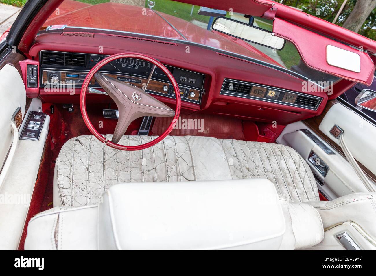 Schmutziges Interieur eines Cadillac Eldorado Cabriolets der neunten Generation, Miami, Florida, USA. Stockfoto