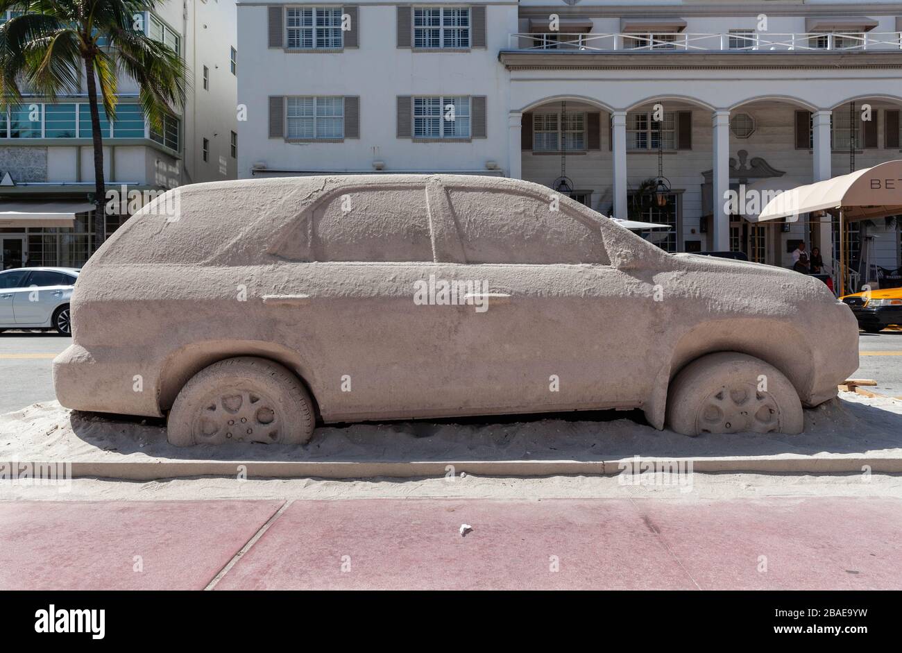 Seitenansicht eines lebensgroßen Sandwagens in einer Sandgrube, South Beach, Miami Beach, Florida, USA. Stockfoto