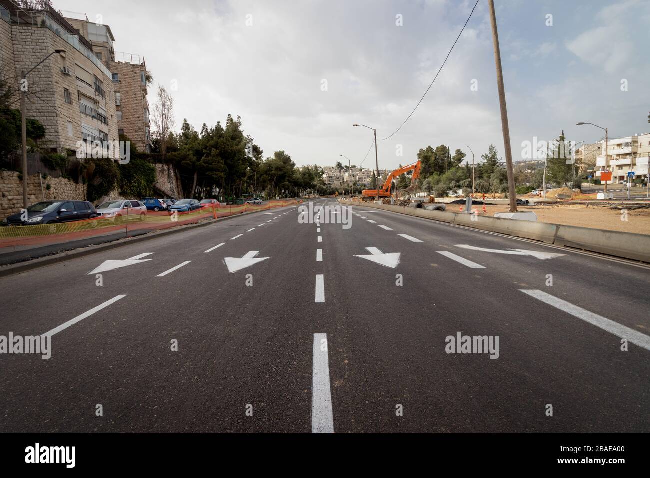 Jerusalem, Israel - Ha-Rav-Herzog-Straße - 27 03 2020: Leere Straßen während Corona-Virus Quarantäne EINEN Blick auf die Hauptstraße Stockfoto