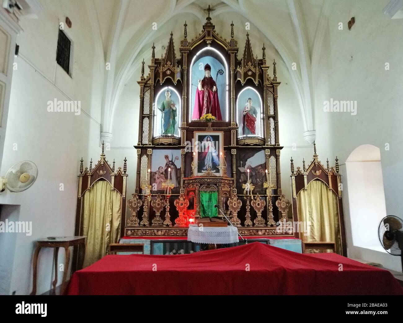 Hauptaltar an der katholischen St. Blaise Kirche in Gandaulim, Goa, Indien Stockfoto