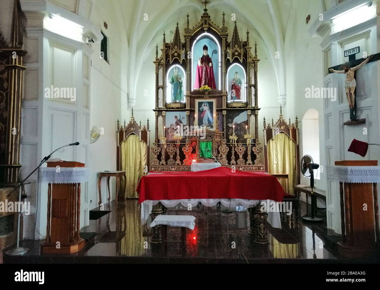 Hauptaltar an der katholischen St. Blaise Kirche in Gandaulim, Goa, Indien Stockfoto