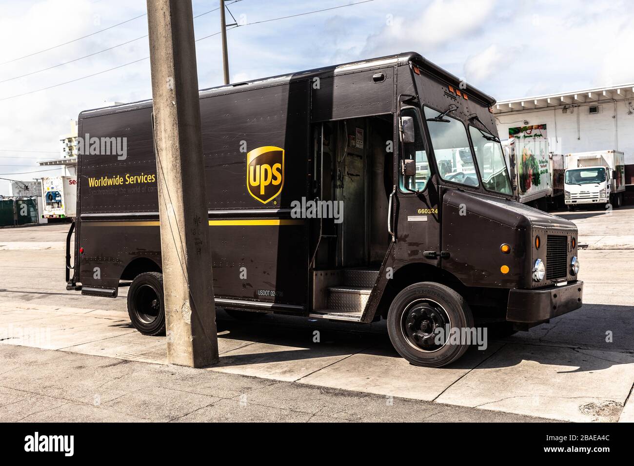 Ein UPS-Schritt-Van auf dem Bürgersteig, Miami, Florida, USA geparkt. Stockfoto