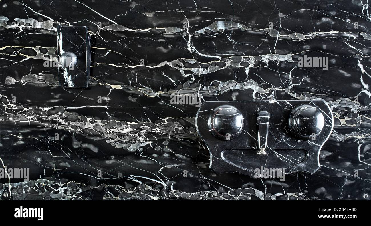 Das Papiergewicht aus Marmor aus dem 19. Jahrhundert auf wunderschönem schwarzem Marmorhintergrund. Stockfoto