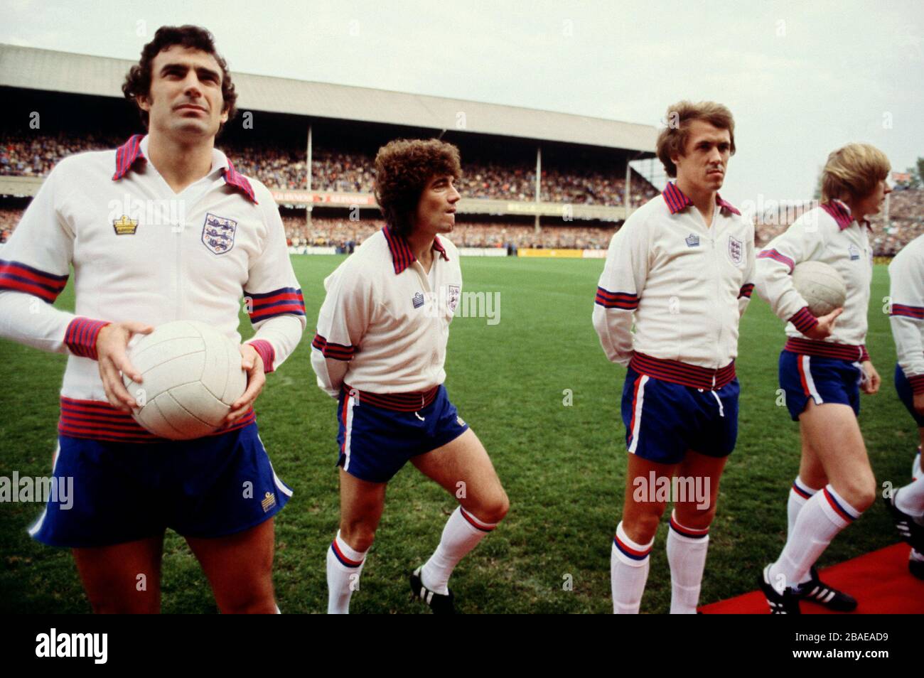 Die Mannschaft aus England steht für die Nationalhymnen (links-rechts): Trevor Brooking, Kevin Keegan, Phil Neal, Peter Barnes Stockfoto