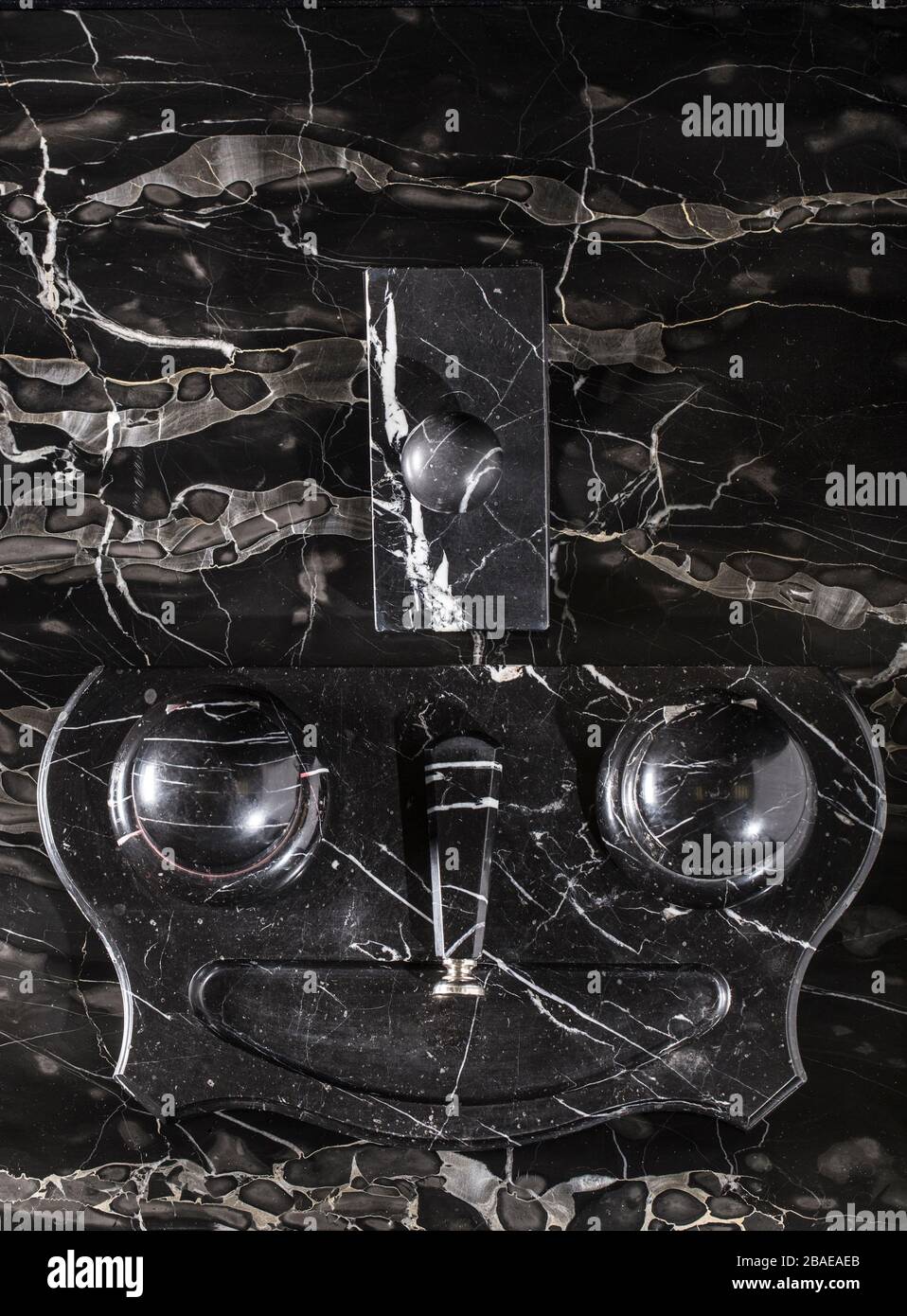 Das Papiergewicht aus Marmor aus dem 19. Jahrhundert auf wunderschönem schwarzem Marmorhintergrund. Stockfoto