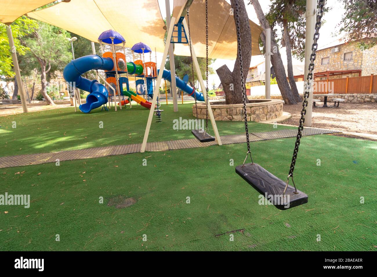 jerusalem - israel: Leere Straßen während Corona-Virus-Quarantäne - leerer Spielplatz in einer Nachbarschaft Stockfoto