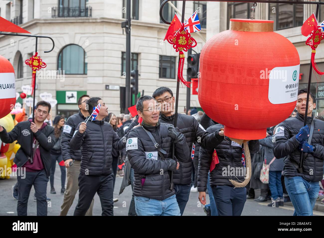 Chinesen mit rotem Ballon bei der Lord Mayor of London Parade Stockfoto