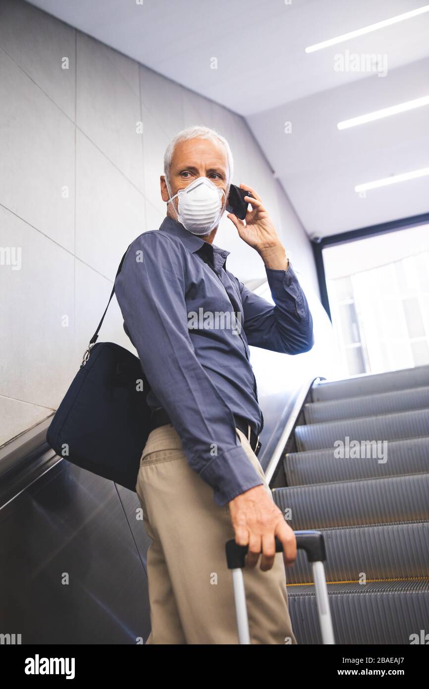 Mann mittleren Alters trägt unterwegs die Maske Coronavirus Covid 19 Stockfoto