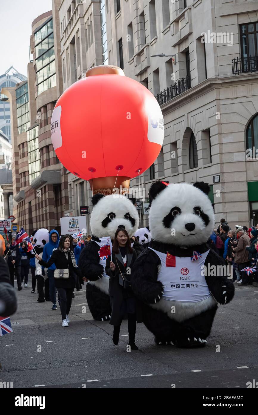 Menschen in chinesischen Giant Panda Kostüme mit rotem Ballon in der Lord Mayor of London Parade laufen Stockfoto